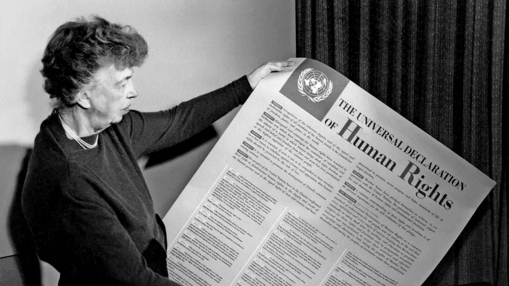 Eleanor Roosevelt mit einem Plakat der Allgemeinen Erklärung der Menschenrechte